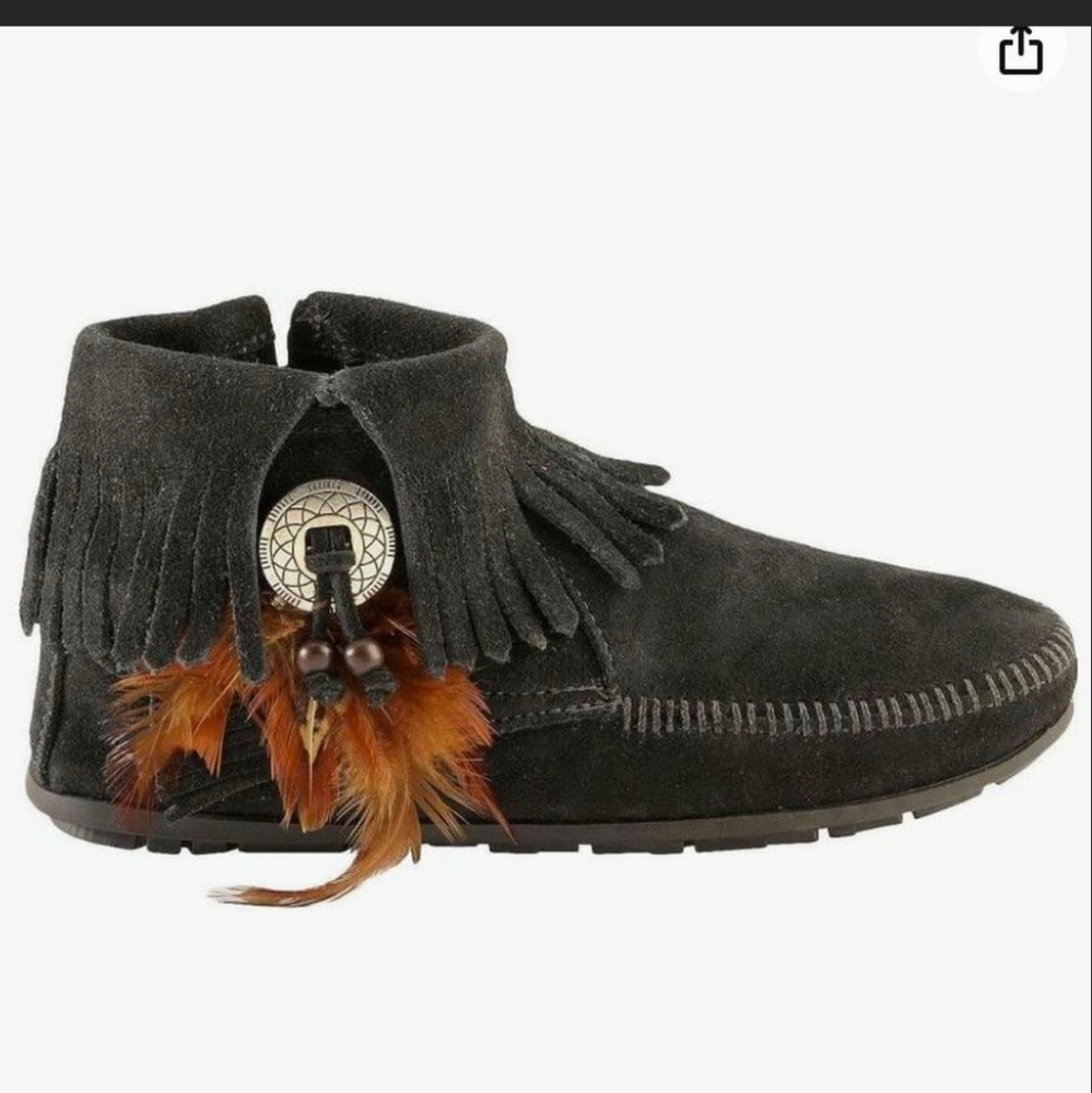 Like NEW! Minnetonka short suede bootie!